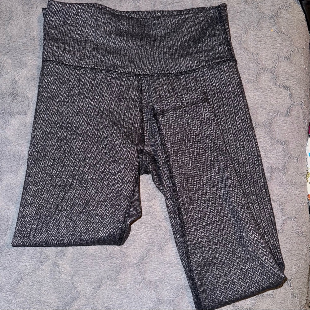 Gray TNA High-Waisted Cropped Leggings